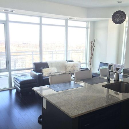 Square One Fully Furnished Suite Мисисага Екстериор снимка