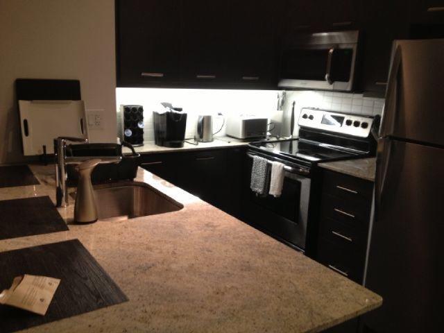 Square One Fully Furnished Suite Мисисага Екстериор снимка