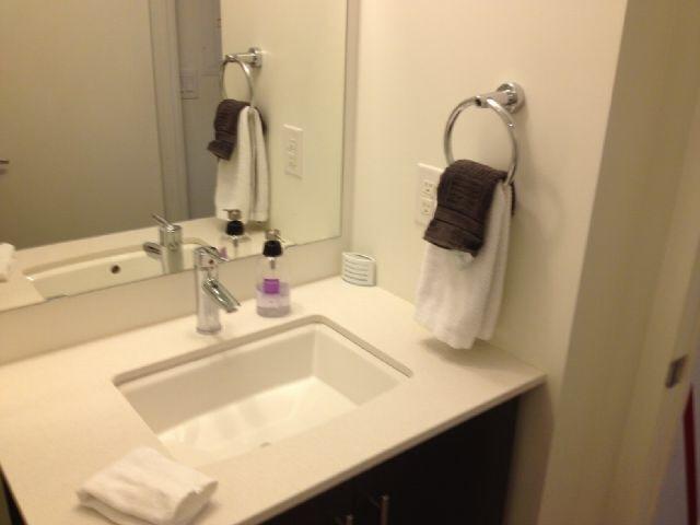 Square One Fully Furnished Suite Мисисага Екстериор снимка