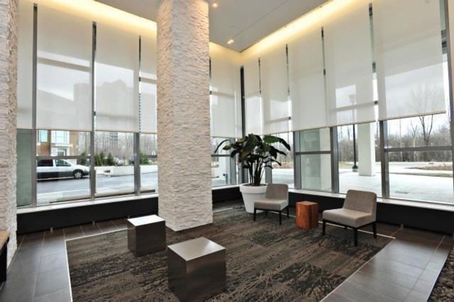 Square One Fully Furnished Suite Мисисага Екстериор снимка