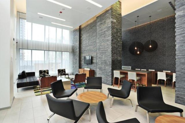 Square One Fully Furnished Suite Мисисага Екстериор снимка