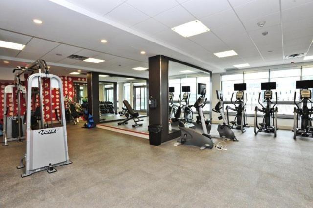 Square One Fully Furnished Suite Мисисага Екстериор снимка