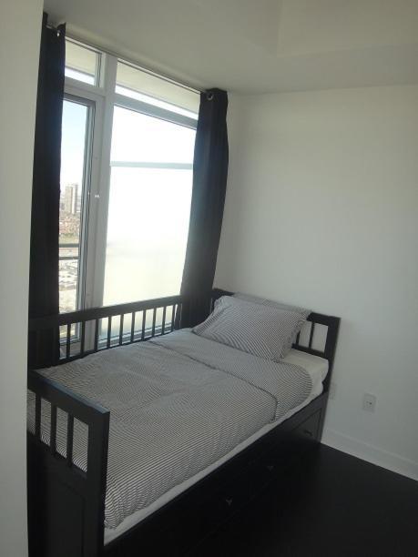 Square One Fully Furnished Suite Мисисага Екстериор снимка