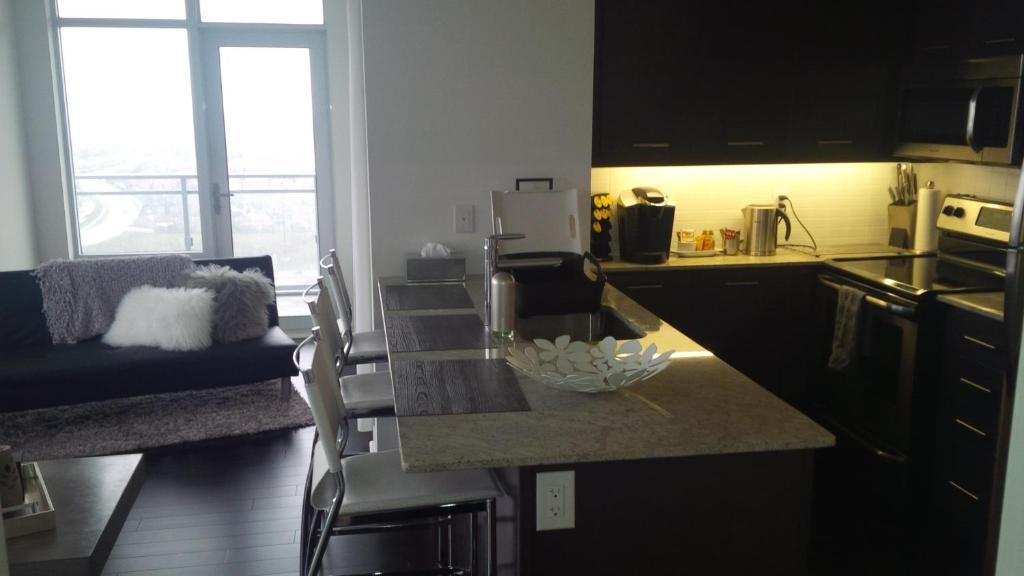 Square One Fully Furnished Suite Мисисага Стая снимка