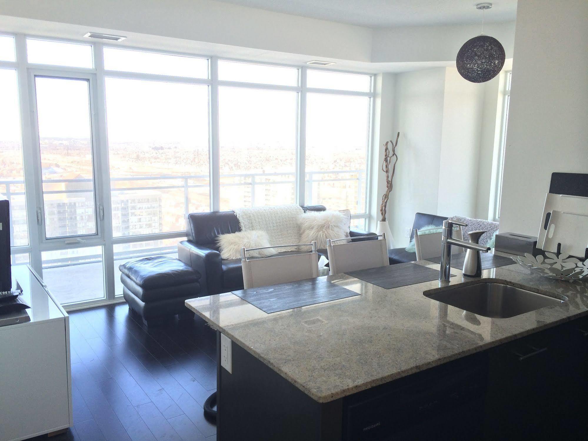 Square One Fully Furnished Suite Мисисага Екстериор снимка