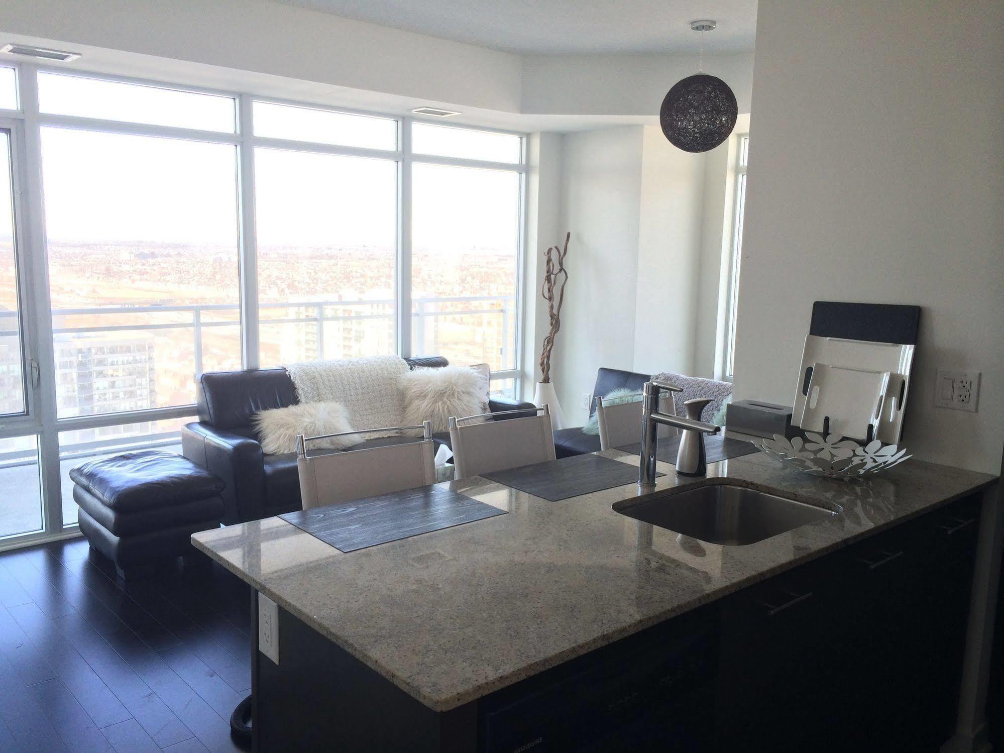 Square One Fully Furnished Suite Мисисага Екстериор снимка
